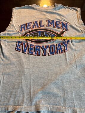 Sleeveless 'Real Men Pray Everyday' Graphic Tee - light grey